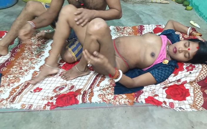 Sumitra-bhabi: मैंने अपनी सौतेली बहन को पूरी रात नग्न चोदा