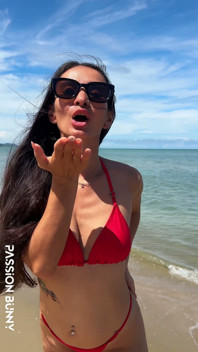 Frumusețe Se Relaxează Și Face Plajă În Bikini Roșu Sexy