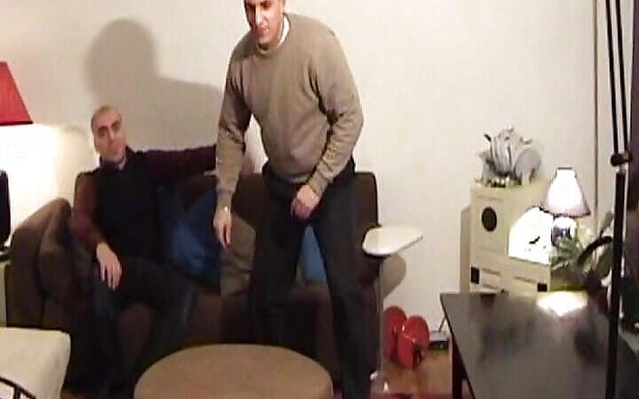 Planete Francaise: Телочка Френк с короткой стрижкой в экшене с двумя членами в видео от первого лица