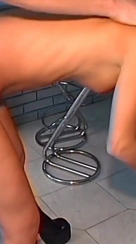 Morena seductora tocada y comida en un encuentro casero