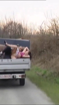 Una miLF arrapata ha fatto sesso in cima al camion mentre era in esecuzione