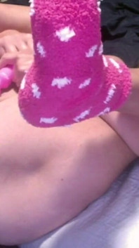 Ateşli orta yaşlı seksi kadın ıslak amına titreşim veriyor göt deliğine göt tıkacı sokuyor