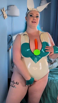Tavşan kız fışkırtıyor ve anal seks - solo kız