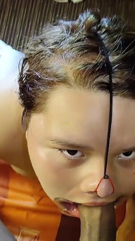 Elle adore utiliser mon sperme comme masque facial
