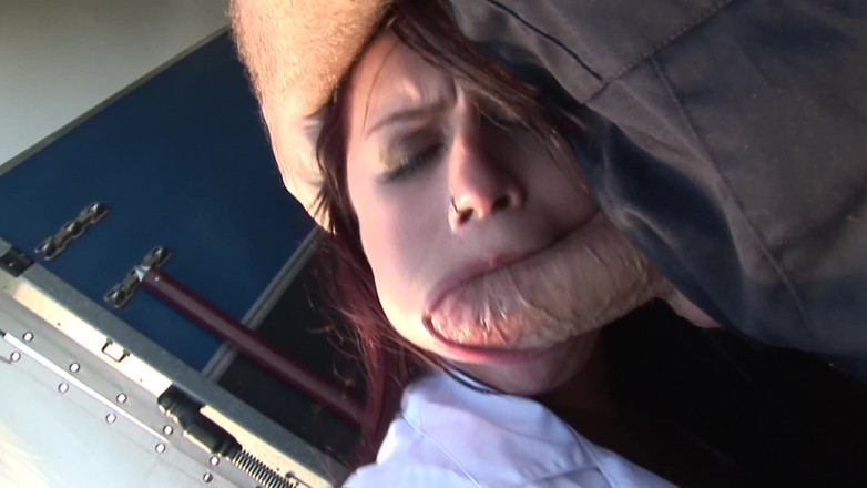 Anna Bell Peaks: Kurviges schätzchen reitet einen schwanz, während es einen blowjob gibt