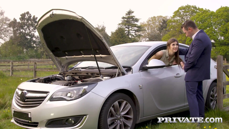 Private.com: Lina Luxa arregla su auto y una gran polla