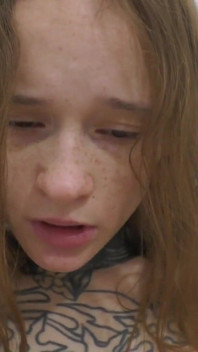 La piccola e giovane studentessa fa un footjob e ingoia un grosso cazzo in un bagno