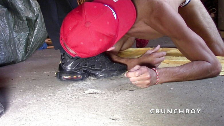 Sneaker gay: Puta preñada en jockstrap en dominación de zapatillas