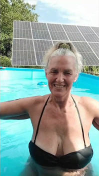Lukerya, une femme au foyer chaude, se détend