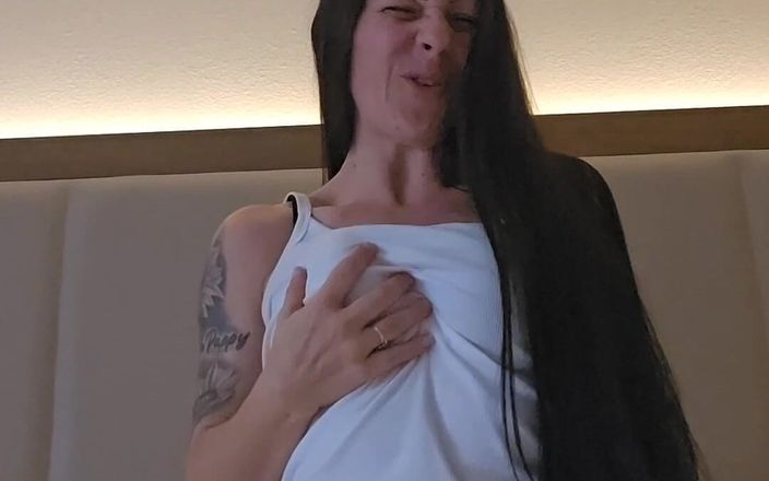 Raven Willow: Ellas vestidas, él desnudo - diversión en el hotel