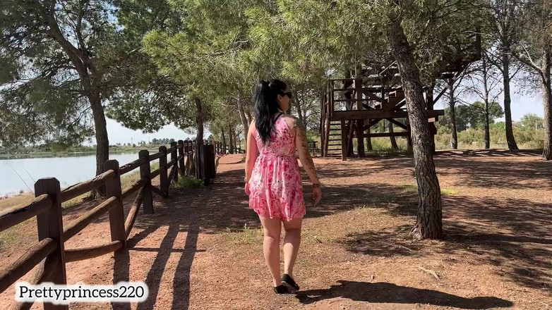 Panfil corina: Podívej, co vychází zpod mé sukně