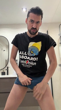 Tatăl vitreg sexy se masturbează ca un nebun în baia publică