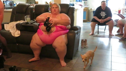 BBW nurse Vicki adventures with friends: Ssbbw La Sottomessa di lucki Lexxi si mette le scarpe