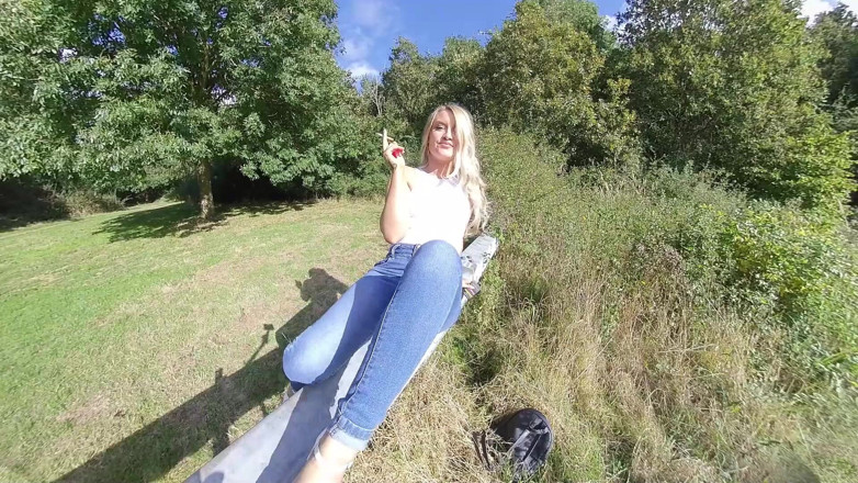 VR smokers HD-2D Videos Only: Essie Perancis - Keluar di atas sinar matahari