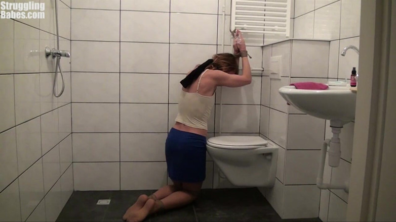 Submissed: Eve Terikat Cleavegagged Tangan Ditap