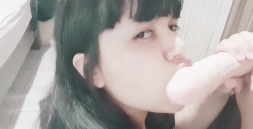 Hana Lily: Menghisap zakar besar ayah tiri dengan pancutan mani di mulut...