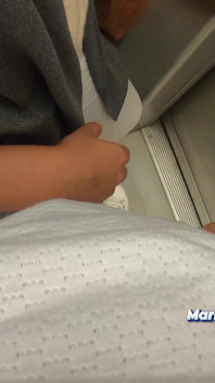 Moja ojczym dotyka powoli mojego penisa w thetrain!