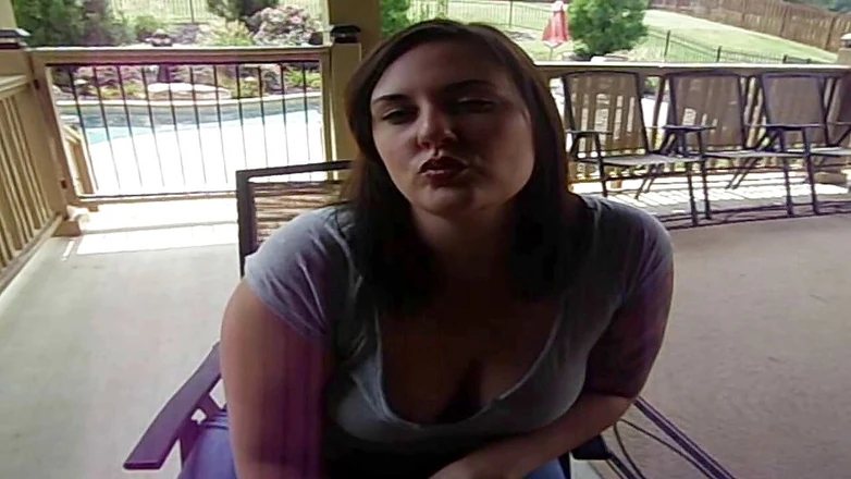 Sexy Amateurz: Velká krásná brunetka ukazuje své krásné rty