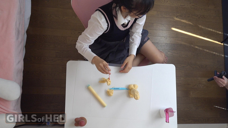 Girls of Hel: Guarda nella camera da letto della mia piccola figliastra - gioca...