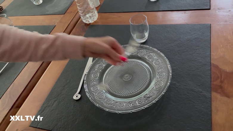 XXLTVFR: Tiffany Leiddi चुपके से कमरा बदलती है