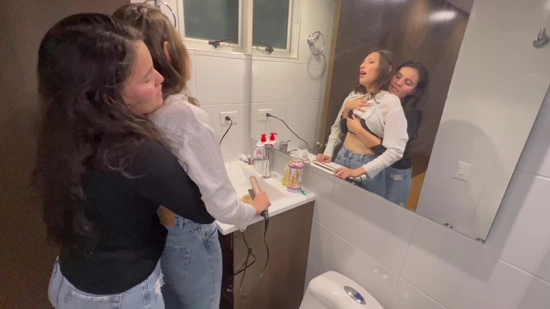 scarlettandc: My Makeup Artist Invites Me to Do Hot Things