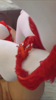 Orgasme Neukspeeltje & Masturberen Door Kerstboom Met Rode Minijurk En Dij Hoge Sokken
