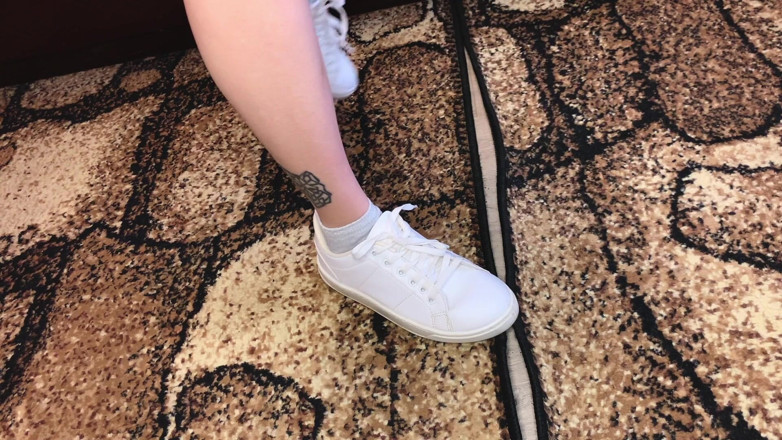 Eva Deva: Fußfetisch Turnschuhe Socke und nackte Füße / sfw
