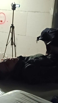 Iniettata in profondità nella fica del capo nel cantiere del capo