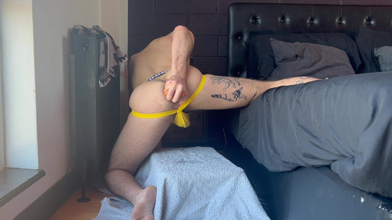 davidedpxxx: Birthday bash : je m’étire le gâteau de mon gros cul...