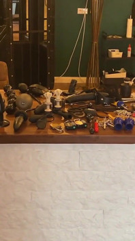 Séance de fétiche torride avec des bombasses dominantes et un étalon soumis