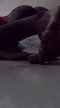 Meu filho da puta colocou uma câmera e me fez assistir pornô sozinho no computador e me pegou se masturbando então ele me fodeu
