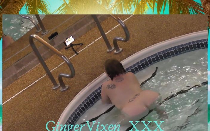 GingerVixen.XXX: 裸で泳ぐ。