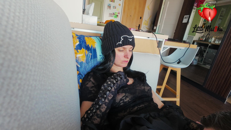 LittleMaisha: Emo dívka nejprve kouří na pláži a pak je ošukána...