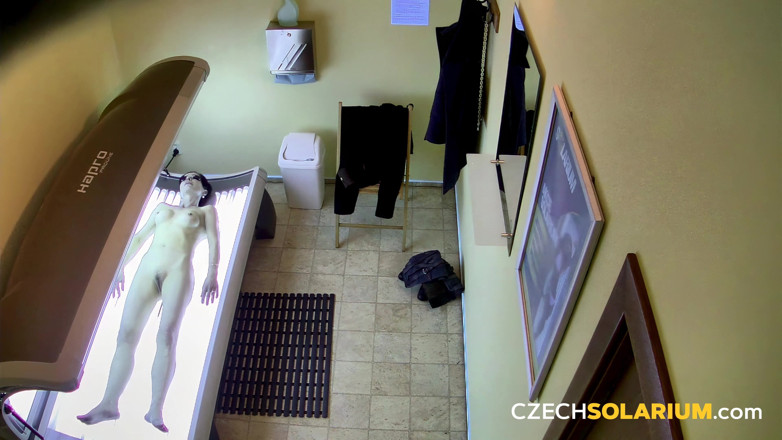 Czech Solarium: 체코 일광욕실 53: 카메라를 위해 거대한 젖탱이를 괴롭히는 거유 밀프