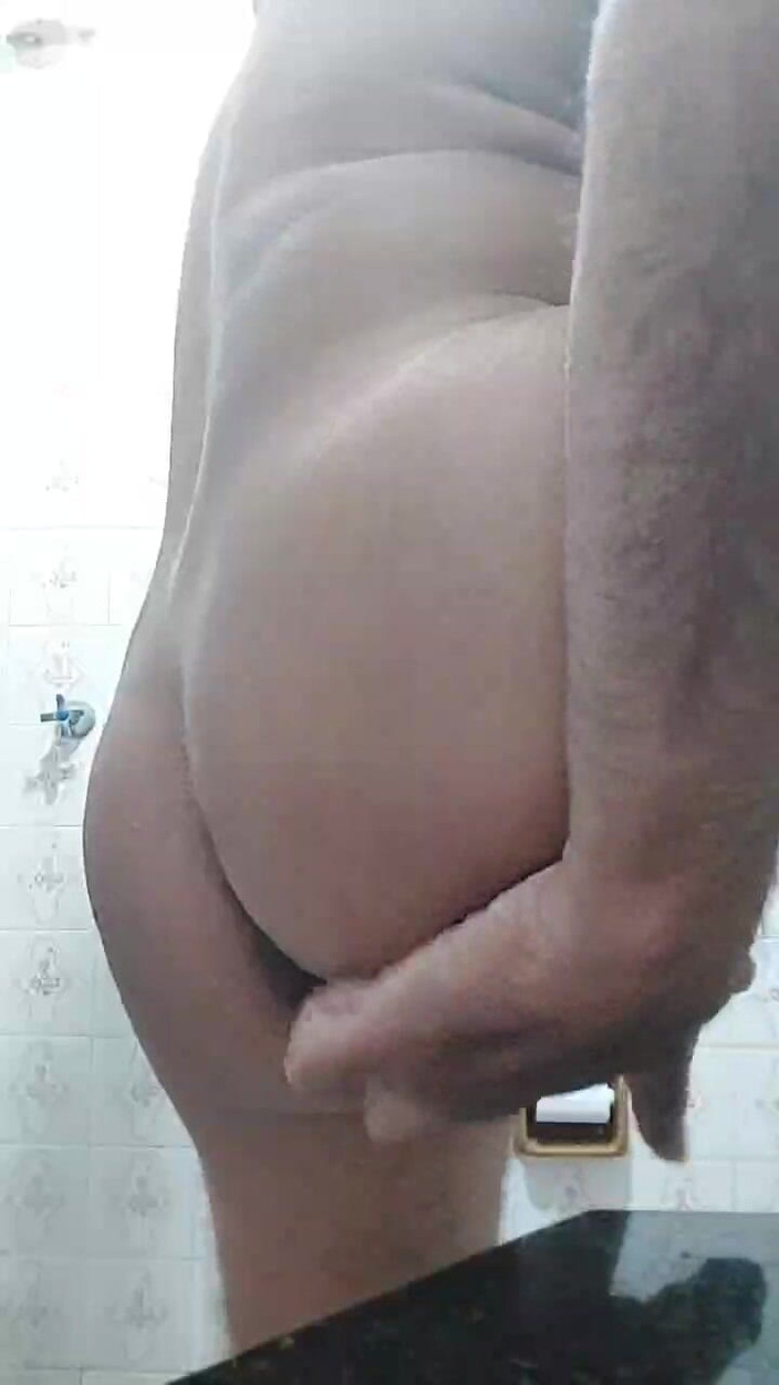 Ladysilvas: Ladysilva si masturba e mette il dito nel suo culo...