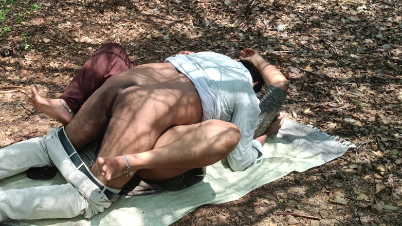 Apple baby: Kongkek panas di hutan