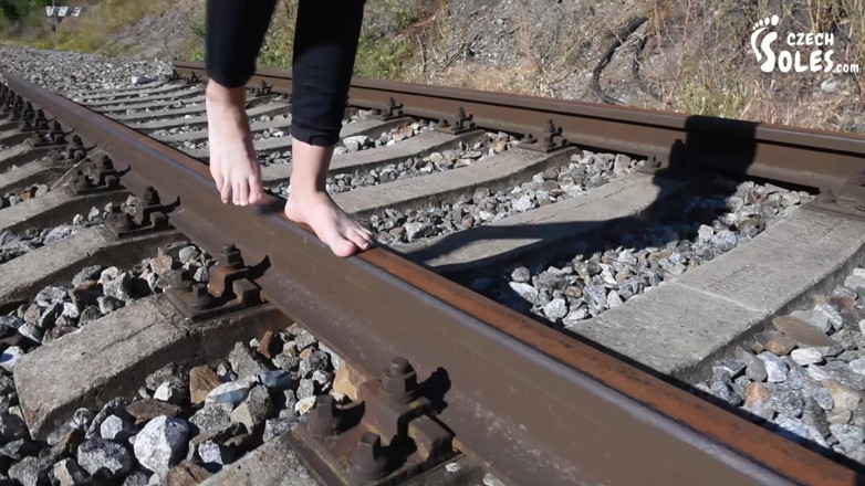 Czech Soles - foot fetish content: Cammina a piedi nudi e piedi sporchi sulle ringhiere
