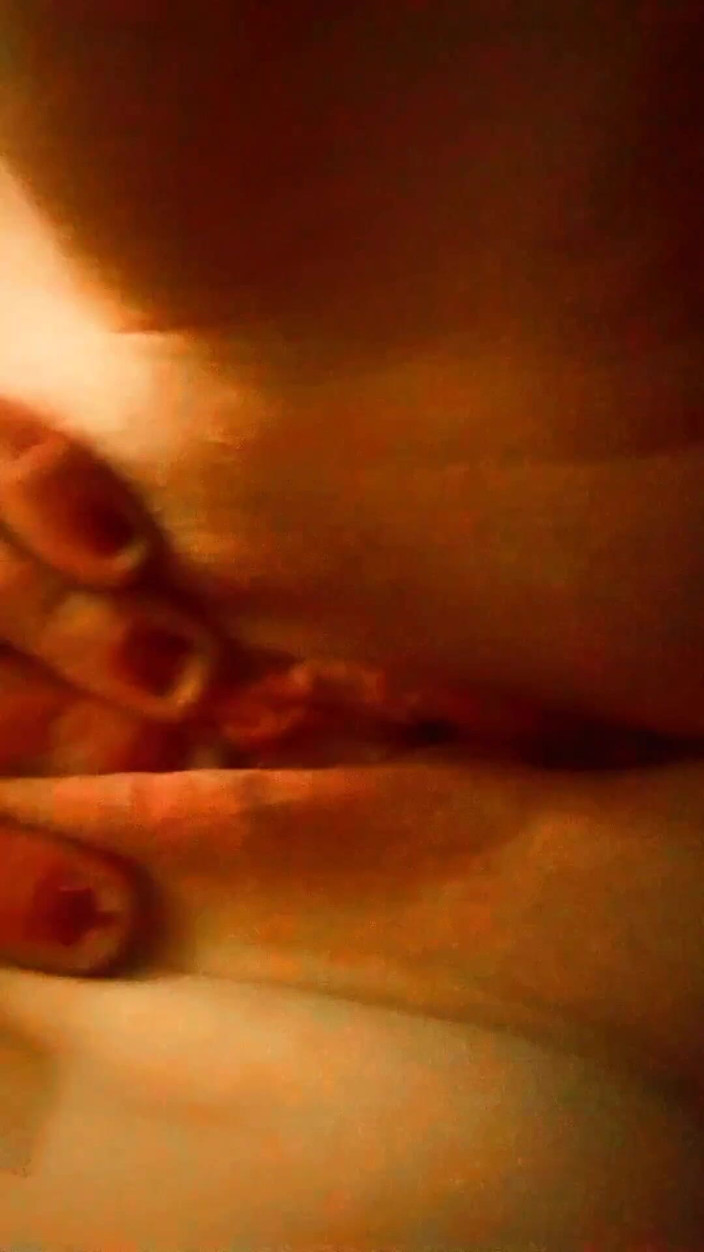 Bombstick and Trouble: Seksowna blondynka milf palce jej idealnej ogolonej cipki