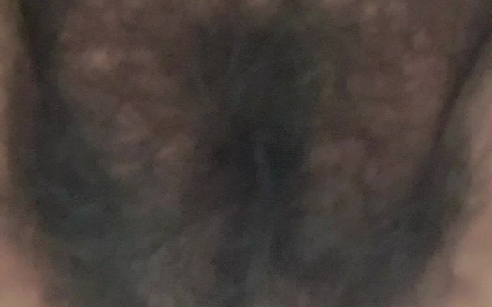 Mommy big hairy pussy: 彼女のおいしい猫で裸の成熟した継母