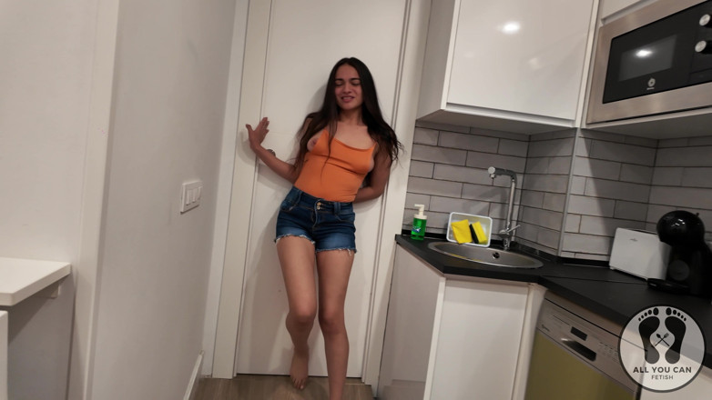 All You Can Fetish: La ragazza latina ha dovuto disperatamente pisciare nel lavandino in...