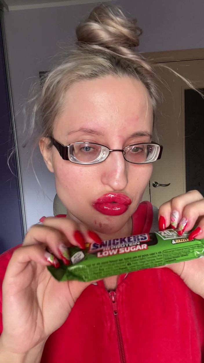 FinDom Goaldigger: Riesin, große lippen, große brillen, asmreating Snickers Protein bar