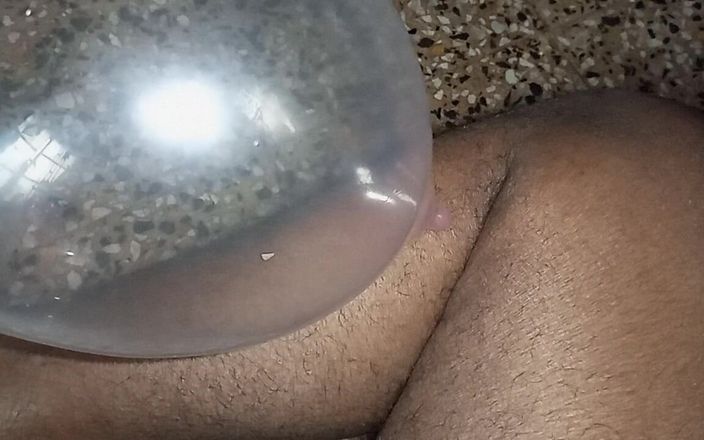 Sweet Indian cock: 我正在舔我的印度妻子的阴户和大胸部