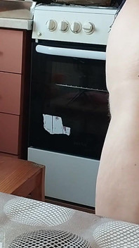 ホットな妻はキッチンで裸の食べ物を準備します。毛深いマンコ、巨乳、大きなお尻を持つ素人妻。