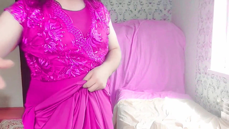 Kitty_Cross: Une tapette espiègle sirotant du thé dans une tasse de...