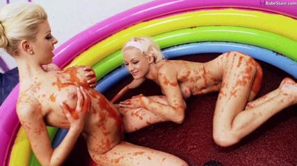 Lesbian Babe Stare: Dwie blondynki zaspokajają nawzajem dziwny fetysz