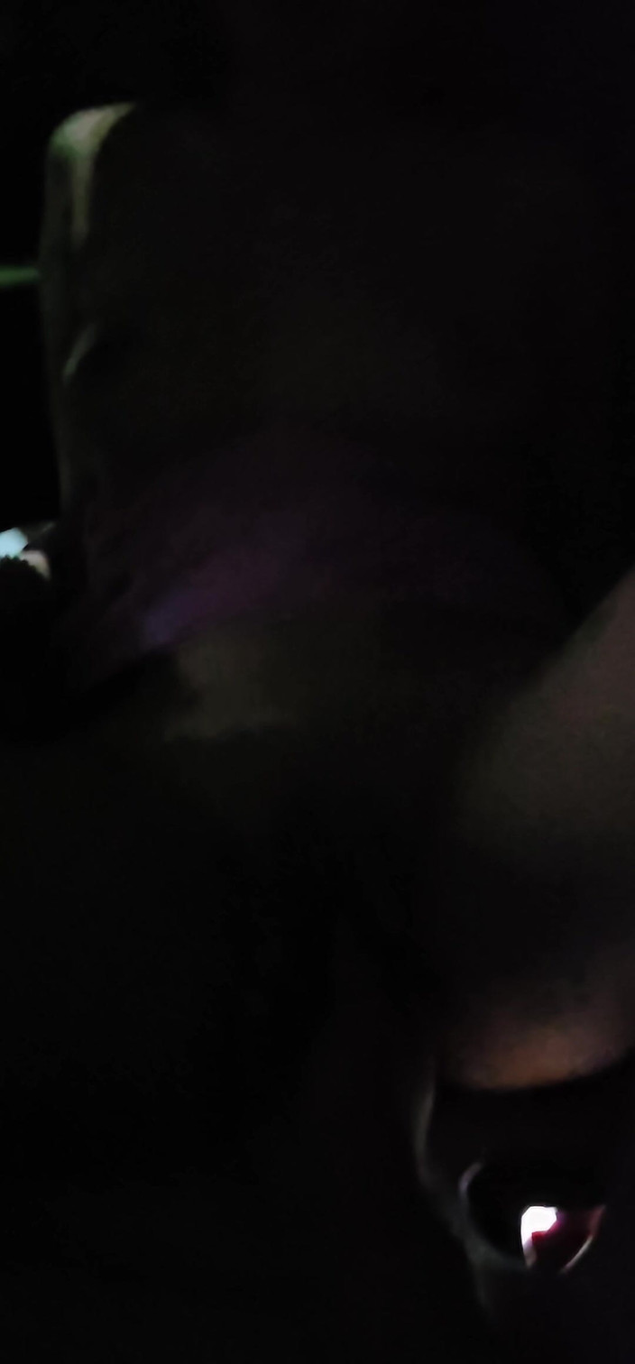 Foxybunnies: 亚洲女神在移动的出租车上被指交并被玩弄