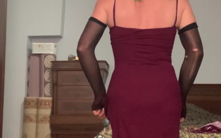 cd_aysemmm: 我的继妹在我的房间里穿衣服。