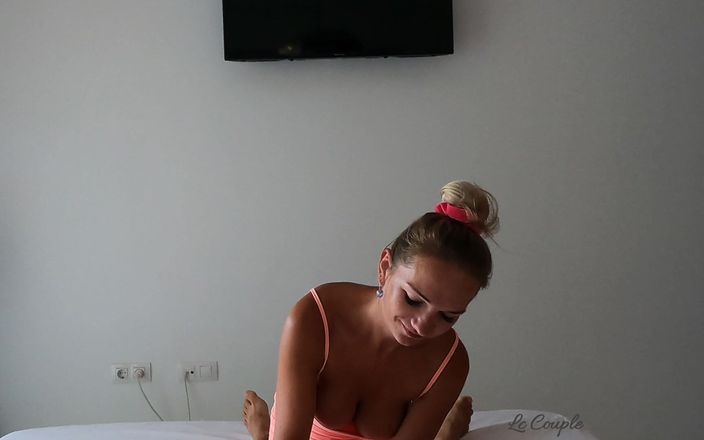 LC couple: Sexy blonďatá MILFka jezdí na ptákovi a masturbuje, dokud se...
