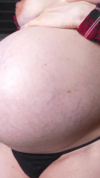 La coinquilina incinta paga l'affitto con il suo corpo