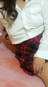 Cheguei em casa com tesão depois da faculdade porque minha professora tocou minha buceta